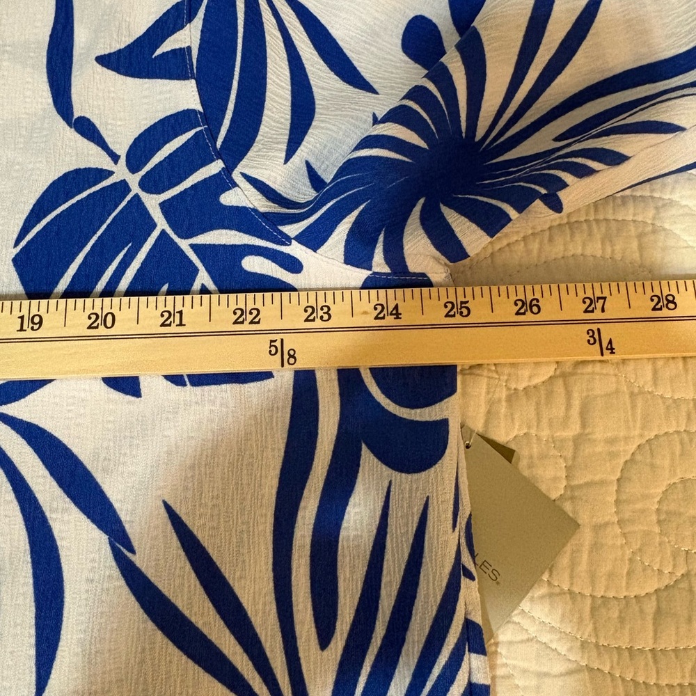 NWT - Plus Size Bark Cloth Border
Print Wire Collar 3/4 Sleeve Button Front - Picture 9 of 9